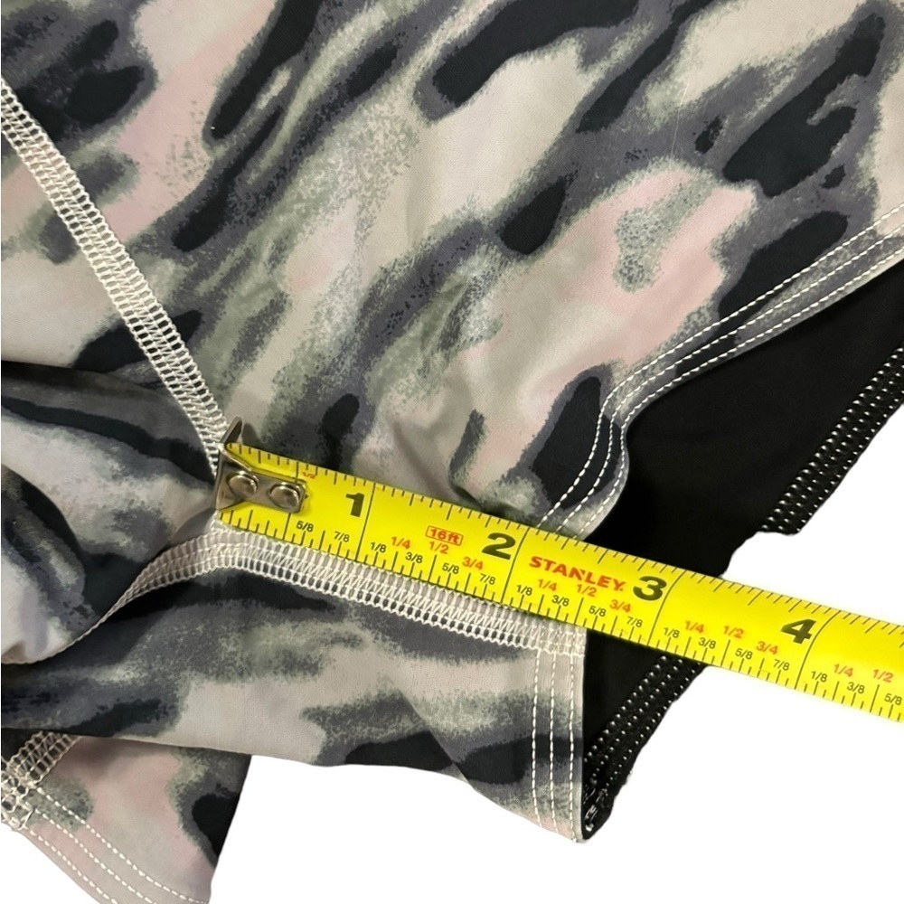 Lululemon Water Bound Short size 8 - Picture 7 of 9